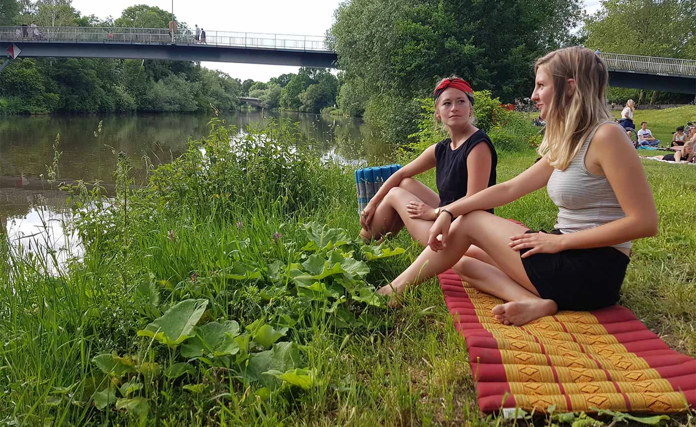 Een zomerpauze aan het meer met jouw kapok rolmat