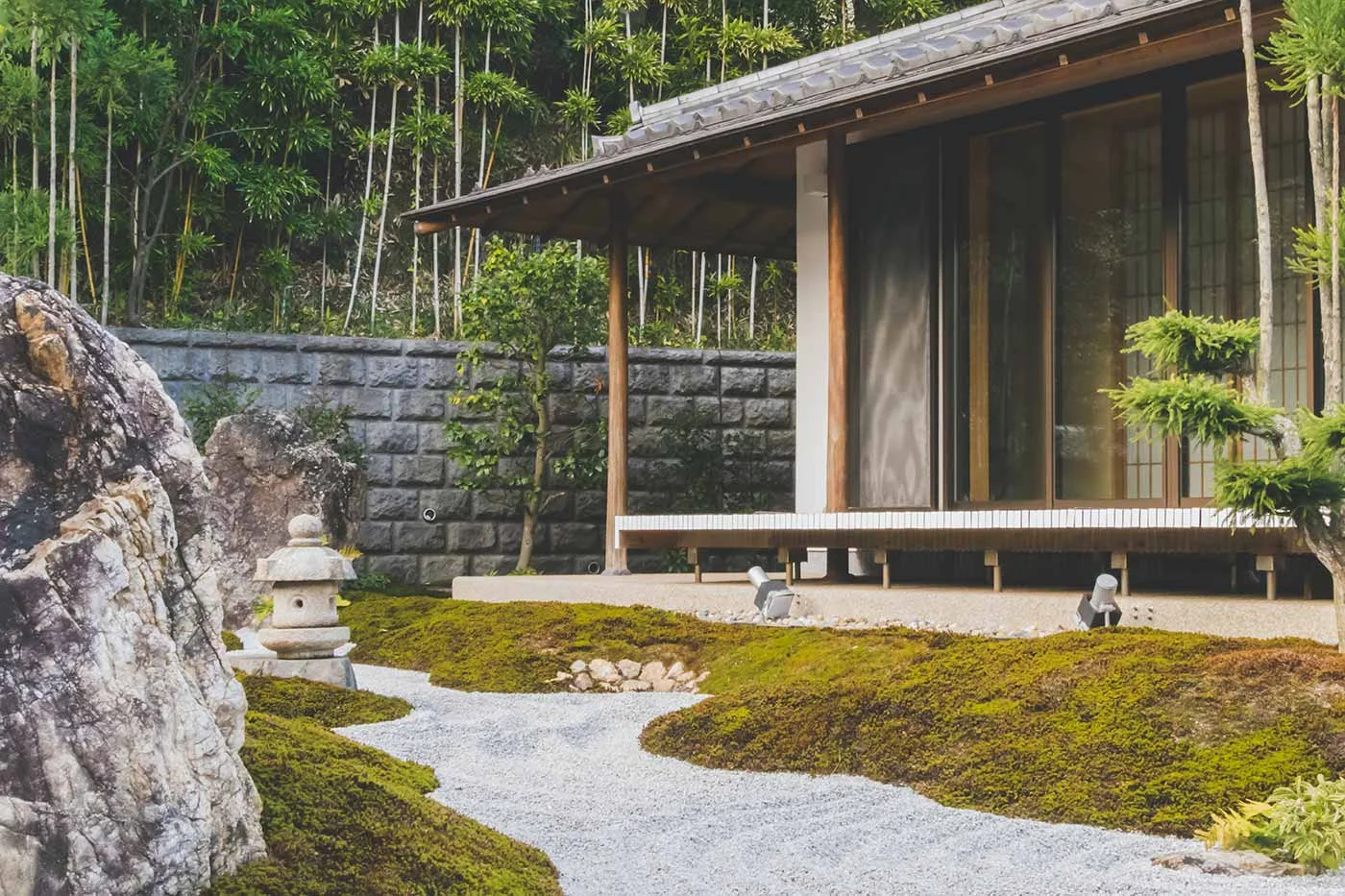 Zen-Gärten: Miniatur-Oasen der Ruhe und Inspiration Zen-Gärten: Miniatur-Oasen der Ruhe und Inspiration