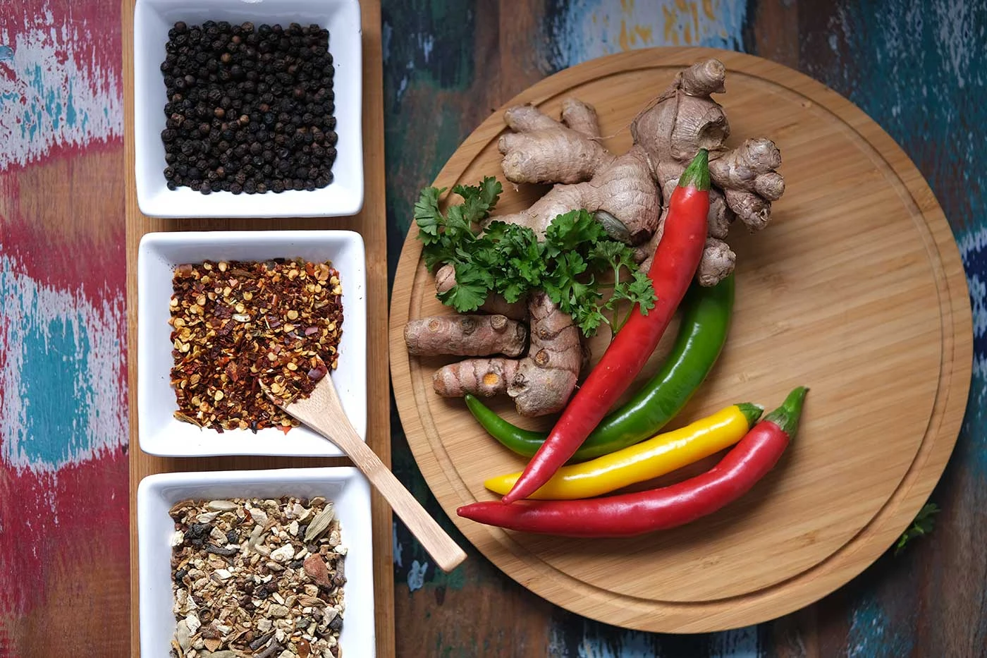Genieten van smakelijk eten op vloerkussens Genieten van smakelijk eten op vloerkussens