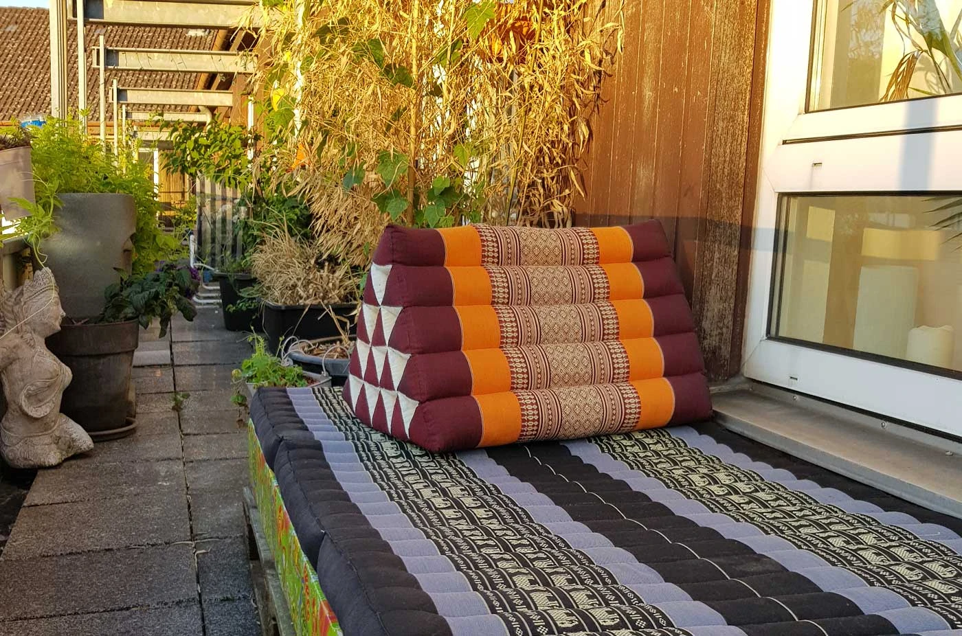 Een ontspannen oase: Richt je balkon in met Thaise kussens Een ontspannen oase: Richt je balkon in met Thaise kussens